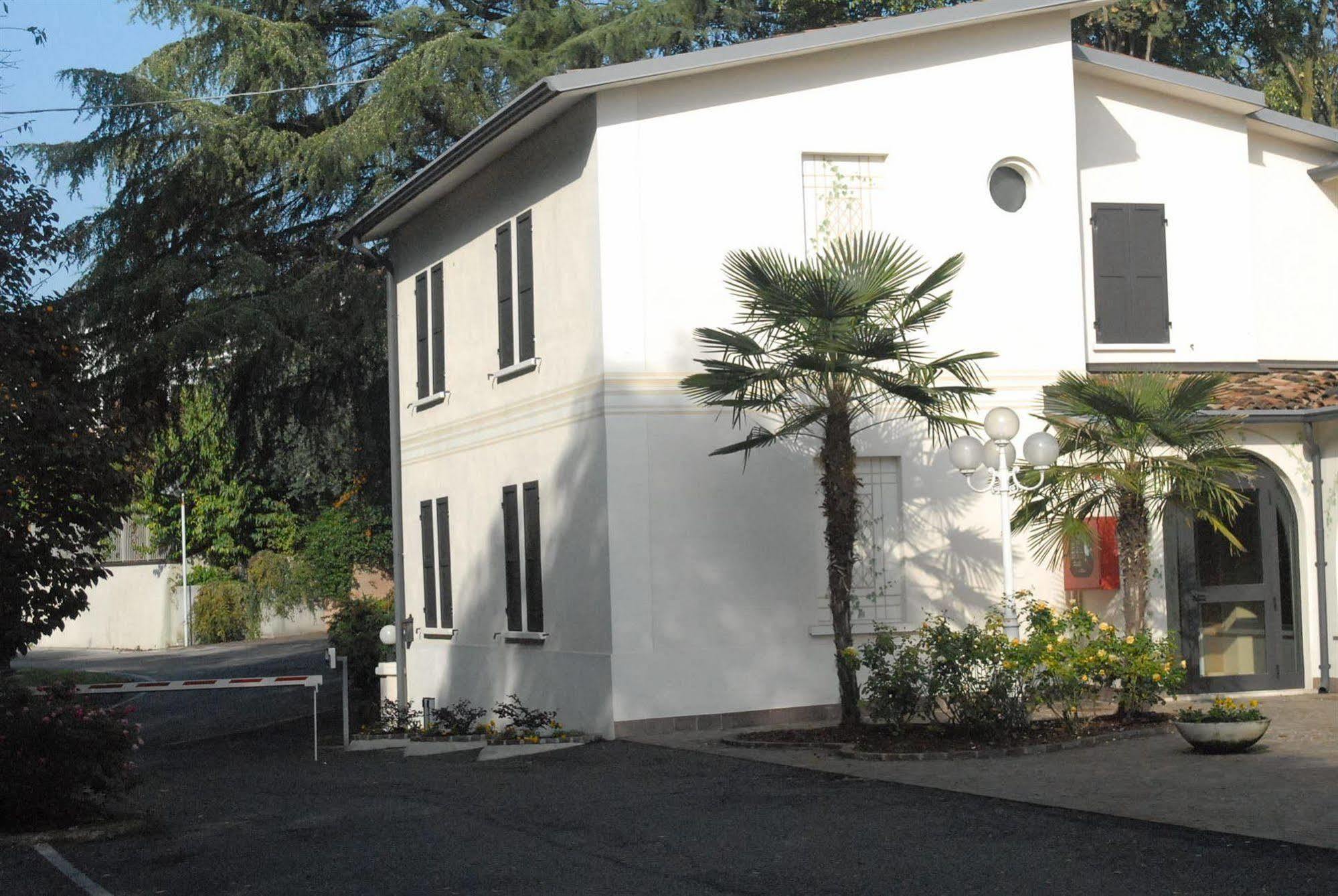 Hotel Ristorante La Grotta Castiglione Delle Stiviere Exterior foto